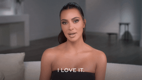 Kim Kardashian diciendo en lo que parece ser la sala de su casa que ama algo casi tanto como el nuevo mode de sugiridad contra robo de iPhone.- Blog Hola Telcel
