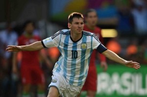 Messi con la selección argentina sobre sus hombros