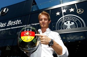 El Concreto- Nico Rosberg muestra el casco con los cuatro títulos germanos