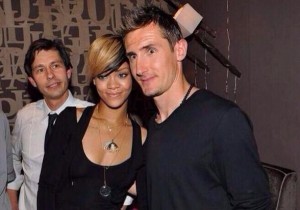 Rihanna posa junto a Klose en Río de Janeiro