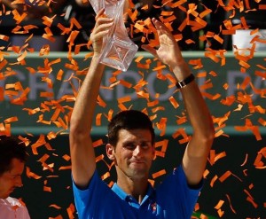 Novak Djokovic levanta la copa en Miami