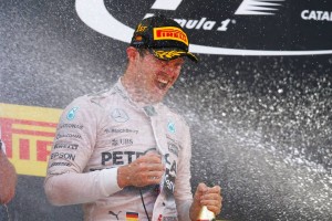 Nico Rosberg recibe la acostumbrada ducha de champagna