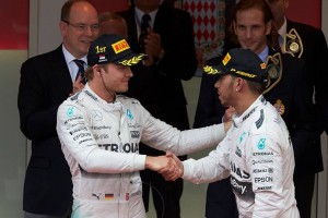 Nico Rosberg y Lewis Hamilton se estrachan las manos en Mónaco