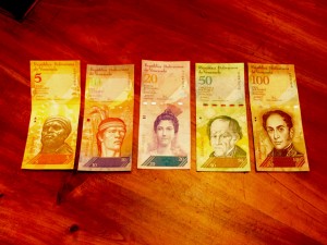 BCV busca billetes de 50 y 100 bolívares producidos en el extranjero.