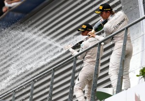 Lewis Hamilton y Nico Rosberg celebran en Bélgica