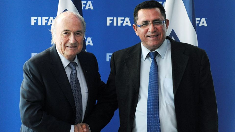 Joseph Blatter junto al presidente de la Federación de Fútbol Israelí
