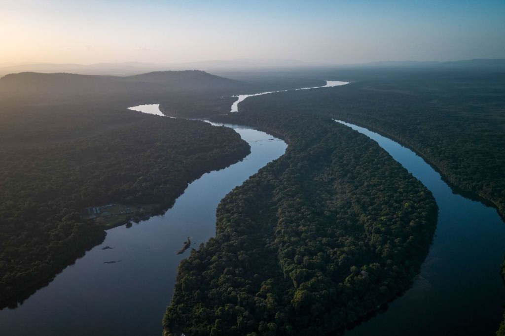 El río Esequibo, fotografiado el 10 de abril, fluye por el cruce de Kurupukari, en Guyana. (Crédito: Matias Delacroix/AP)