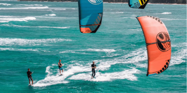 Deslízate con el Viento: Guía Esencial para Tu Primera Clase de Kitesurf – De Novato a Navegante del Aire