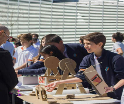 Más Allá del Aula: La Importancia Vital de la Administración en la Educación – Cimientos de un Futuro Fructífero