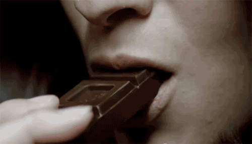 Persona comiendo chocolate.- Blog Hola Telcel