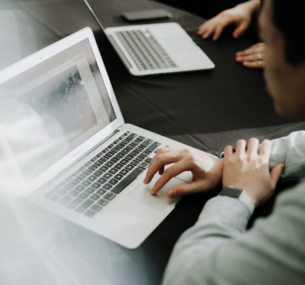 Héctor Andrés Obregón Pérez: Retrato de los Jóvenes Emprendedores que Están Redefiniendo el Mundo