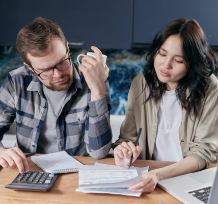 Héctor Andrés Obregón Pérez | El dilema del "nosotros" financiero: Luces y sombras de compartir cuenta bancaria