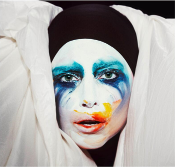 Lady Gaga estrenó su nuevo videoclip Applause