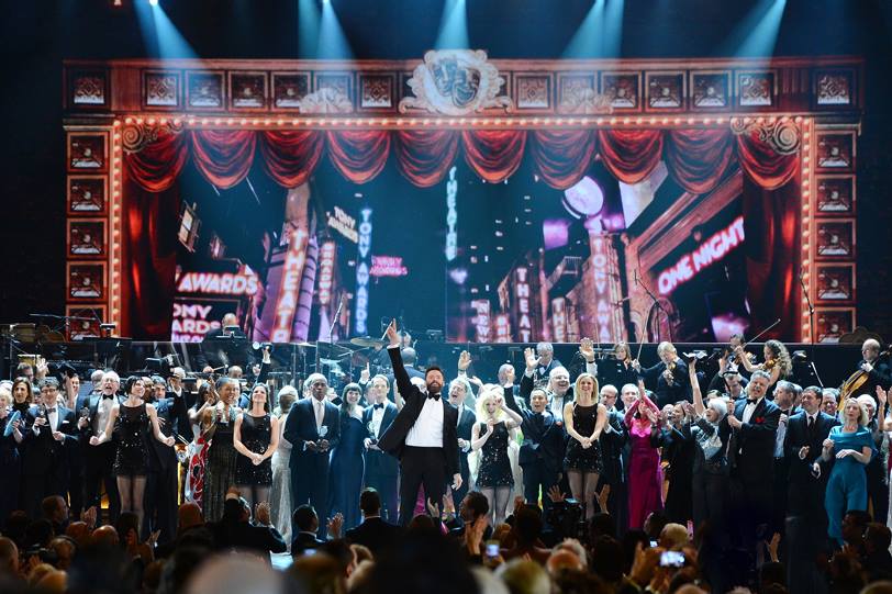 Hugh Jackman y todos los ganadores de la noche sobre el escenario de los Tony