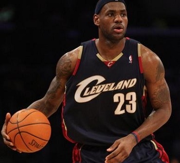 LeBron James jugará con Cleveland en la próxima temporada