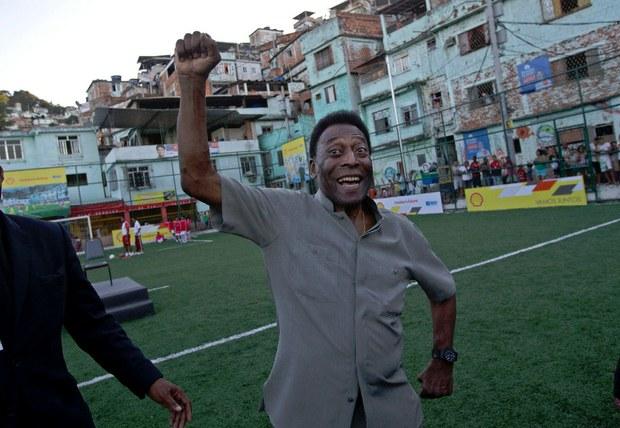 Pelé salió del hospital en Sao Paulo