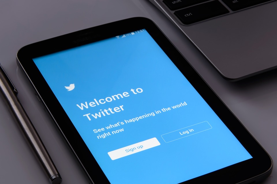 Twitter impulsará canal de noticias en vivo junto a Bloomberg