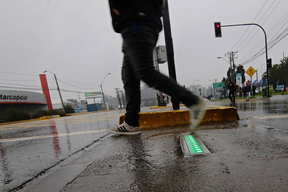 Chile emplea semáforos especiales para adictos a dispositivos móviles