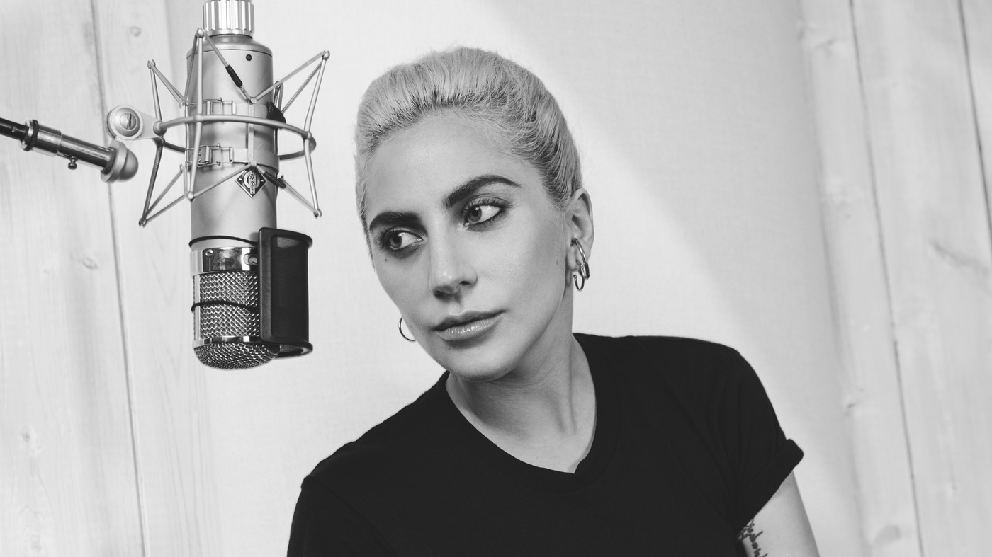 Lady Gaga se recupera de sus "mounstricos"