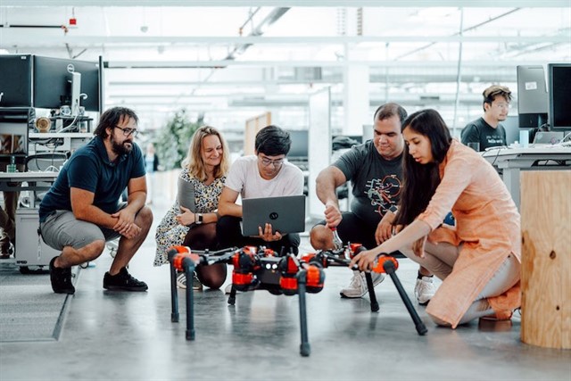 Facebook desarrolla robots que aprenden por sí solos