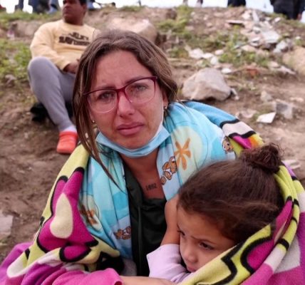 "Por favor, déjennos pasar": Niños ruegan ver a su padre al otro lado de la frontera de EE.UU. | Video