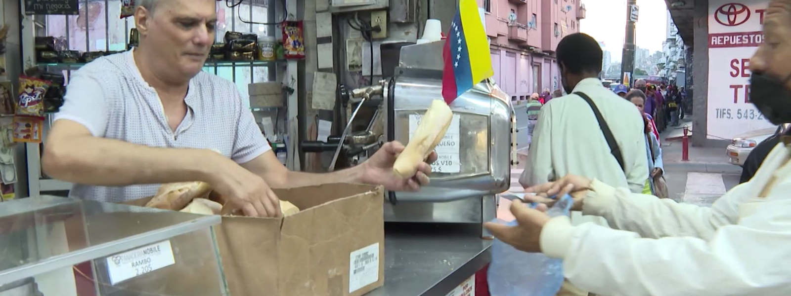 Panadero en Caracas regala todos los días panes a los más necesitados