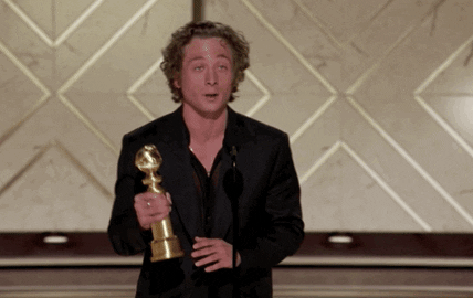 Jeremy Allen White aceptando su Premio Golden Globe por el papel de Carmy Berzatto.-Blog Hola Telcel.