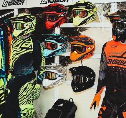 Alberto Constantino Konrad Dávila - Armadura sobre ruedas ¡El equipo vital para conquistar el terreno off-road! - FOTO