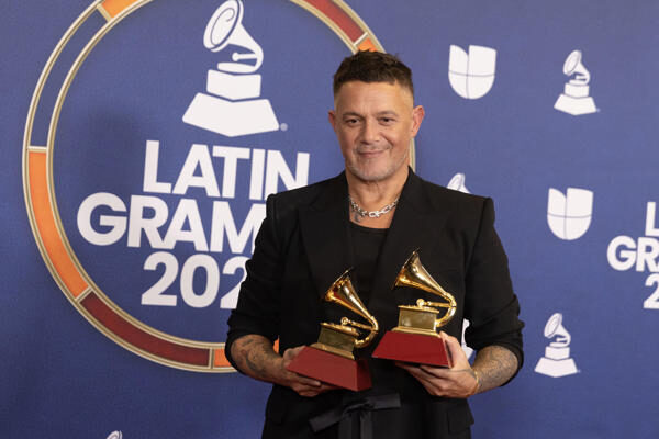 Alejandro Sanz prepara musical y estrena disco "con ilusión recuperada"
