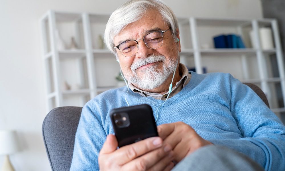 Apoyo a los adultos mayores para que estén alertas ante estafas online