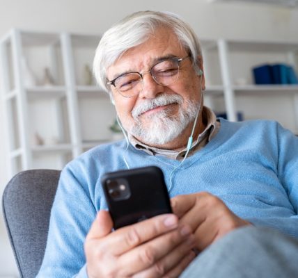 Apoyo a los adultos mayores para que estén alertas ante estafas online