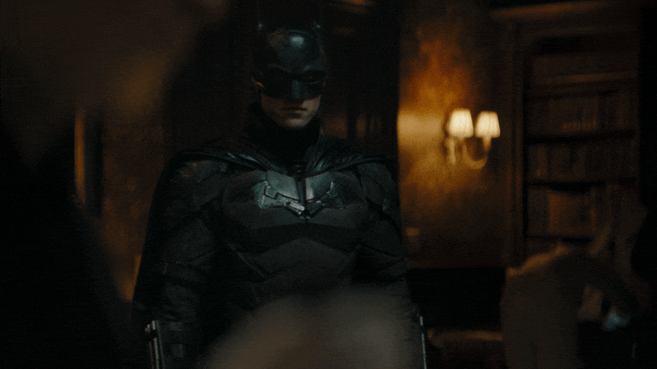 Batman caminando en una escena del crimen de la misma forma cautelosa en que lo hace dentro del Asilo de Arkham.- Blog Hola Telcel