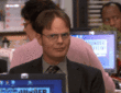 Dwight de The Office poniendo el dedo sobre la boca para indicar que guarden silencio y no cuenten su secreto.- Blog Hola Telcel