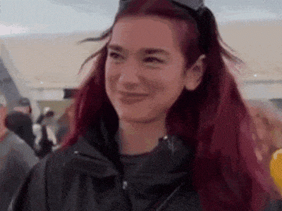 Dua Lipa asentando con la cabeza.- Blog Hola Telcel