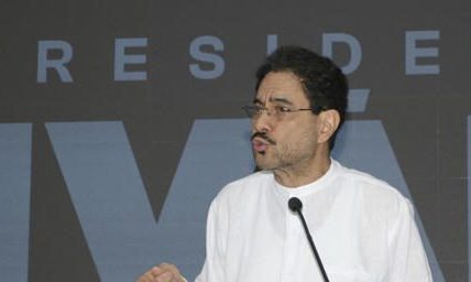Cepeda acusa a De la Espriella de participar en robo de recursos del sistema de salud