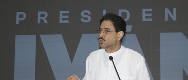 Cepeda acusa a De la Espriella de participar en robo de recursos del sistema de salud