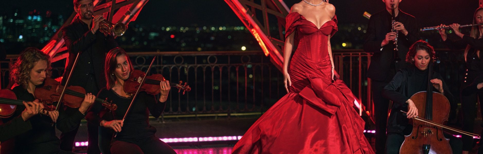 Christina Aguilera estrena el tema navideño "My favorite things"