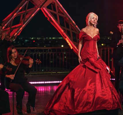 Christina Aguilera estrena el tema navideño "My favorite things"