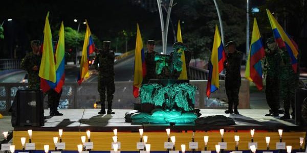 Homenaje víctimas de avión militar en Colombia