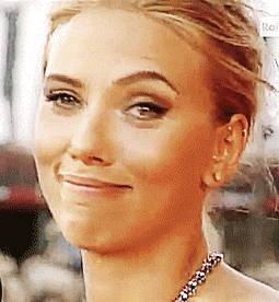 Scarlett Johansson luce impresionada por saber nuevas cosas de sus aplicaciones.- Blog Hola Telcel