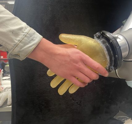 Desarrollan una "piel" que dota a los robots de un tacto más parecido al humano