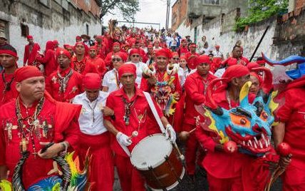 'Diablos danzantes' celebran Corpus Christi dejando ver efecto de la migración venezolana