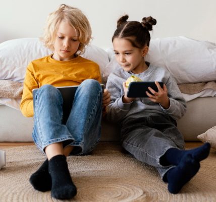 ESET advierte cómo los algoritmos moldean el mundo digital de nuestros hijos