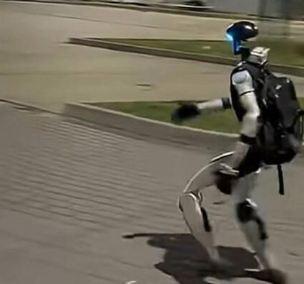 "Edward Warchocki", el robot humanoide que asombra con sus interacciones