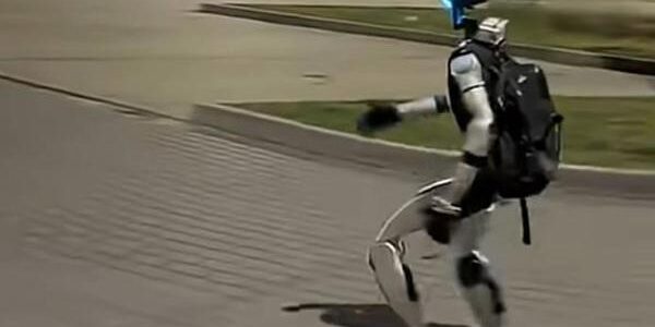 "Edward Warchocki", el robot humanoide que asombra con sus interacciones