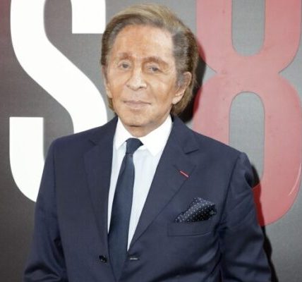 El diseñador italiano Valentino murió en Roma a los 93 años