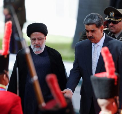 El presidente de Irán se reúne con Maduro y acuerdan impulsar el comercio hasta los US$ 20.000 millones