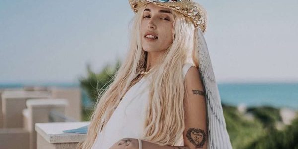 Elena Rose honra "la libertad creativa" en "Bendito Verano"