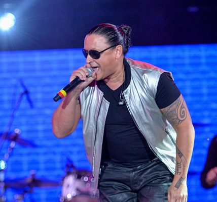 Elvis Crespo recibirá el Premio Salón de la Fama en los Billboard