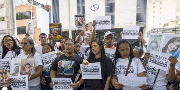 Familiares denuncian que Fiscalía incumple "acuerdos" sobre presos políticos en Venezuela